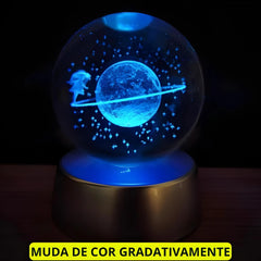 Vista frontal da luminária com base de madeira e cabo USB