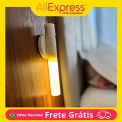 Luminária LED parede com sensor movimento, vista frontal, luz branca quente