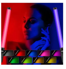 Vista lateral do anel de luz RGB mostrando a bateria recarregável e porta USB