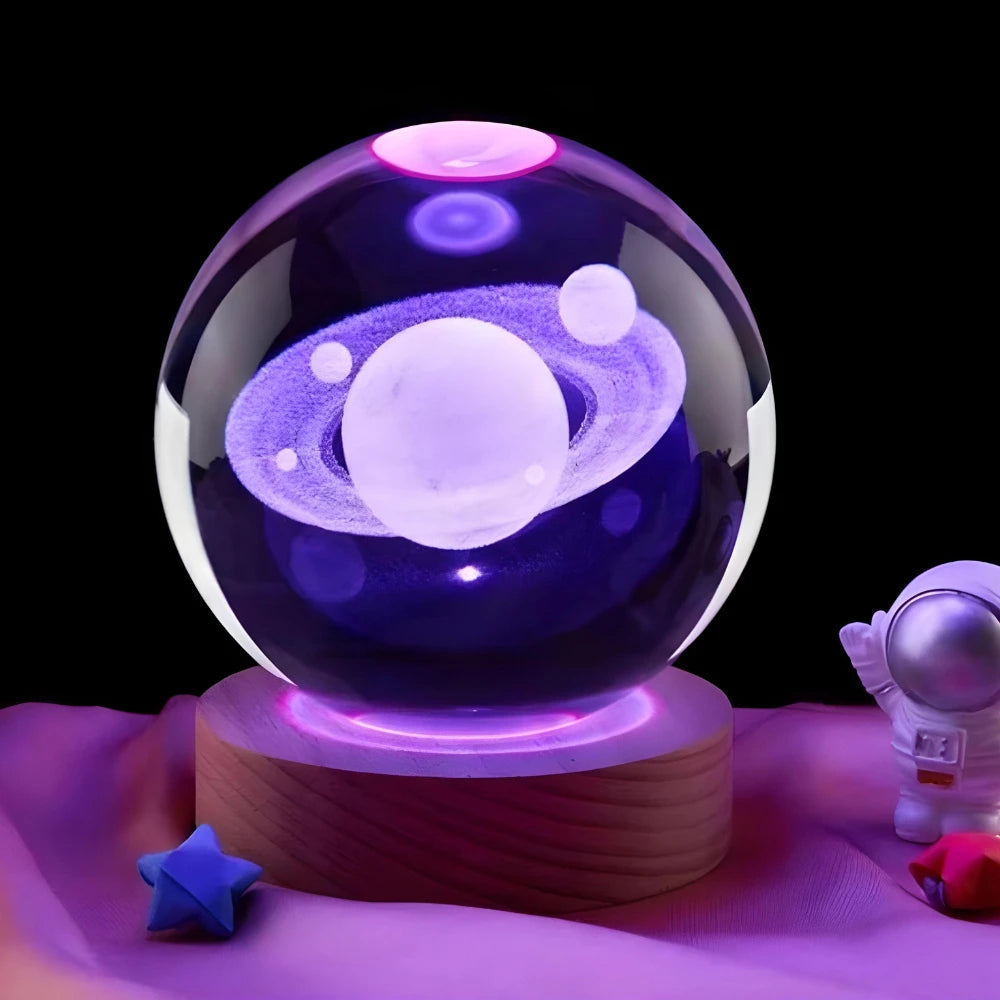Detalhe da esfera de cristal com desenho de galáxia e planetas iluminados