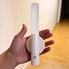 Luminária em uso em corredor, acesa com sensor detectando movimento