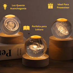 Comparação de tamanho da luminária em contexto de uso em mesa