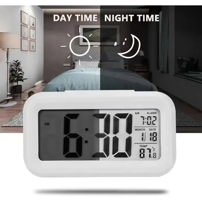 Diferentes ângulos do relógio despertador digital de mesa
